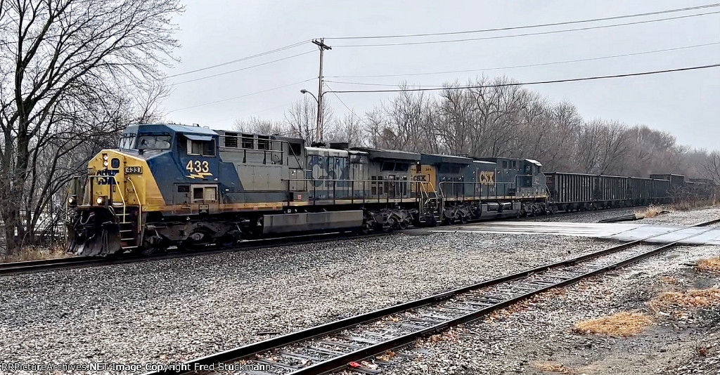 CSX 433 leads B158 east at Fairview Ave.